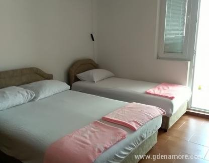 Apartments and rooms Tanja Bujenović, , private accommodation in city Radovići, Montenegro - Trokrevetni apartman